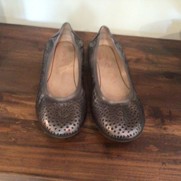 Vionic  Robyn  Perforated Pewter Metallic Leather   Ballet  Flats, Size  6.5 - Picture 2 of 9